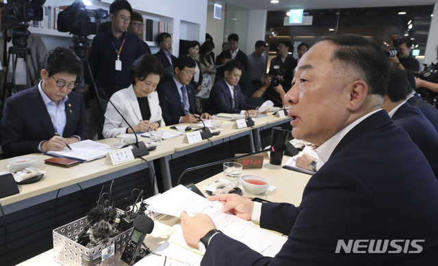 【서울=뉴시스】최진석 기자 = 홍남기(오른쪽) 경제부총리 겸 기획재정부 장관이 26일 오전 서울 중구 한국관광공사 K-스타일 허브 사랑채 회의실에서 열린 '제18차 경제활력대책회의'에서 모두발언을 하고 있다.&nbsp; 이날 회의에서는 서비스산업 혁신전략과 물류산업 혁신방안, 섬유패션산업 활력제고방안, K-컬쳐 페스티벌 추진계획등이 논의 됐다. 2019.06.26. myjs@newsis.com