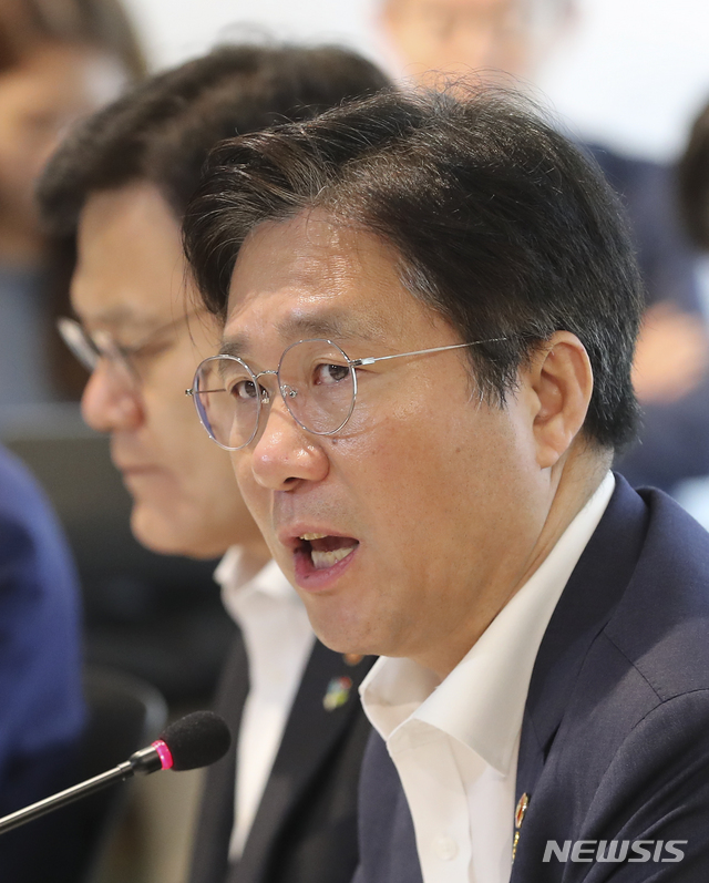 【서울=뉴시스】최진석 기자 = 성윤모 산업통상자원부 장관이 26일 오전 서울 중구 한국관광공사 K-스타일 허브 사랑채 회의실에서 열린 '제18차 경제활력대책회의'에서 발언을 하고 있다.&nbsp; 이날 회의에서는 서비스산업 혁신전략관 물류산업 혁신방안, 섬유패션산업 활력제고방안, K-컬쳐 페스티벌 추진계획등이 논의 됐다. 2019.06.26. myjs@newsis.com