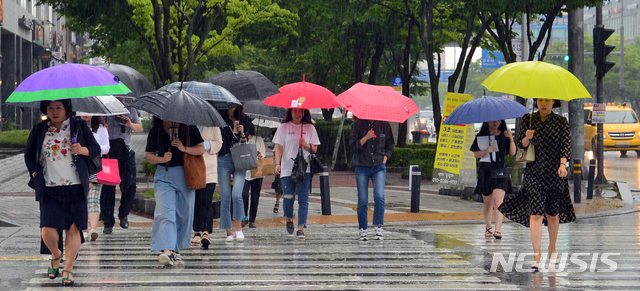 【광주=뉴시스】변재훈 기자 = 장마가 시작된 26일 오전 광주 서구 치평동에서 출근길에 나선 시민들이 우산을 쓰고 발걸음을 재촉하고 있다. 이날 오전 전남 7개 시·군에는 호우주의보가 내려졌다. 2019.06.26. wisdom21@newsis.com