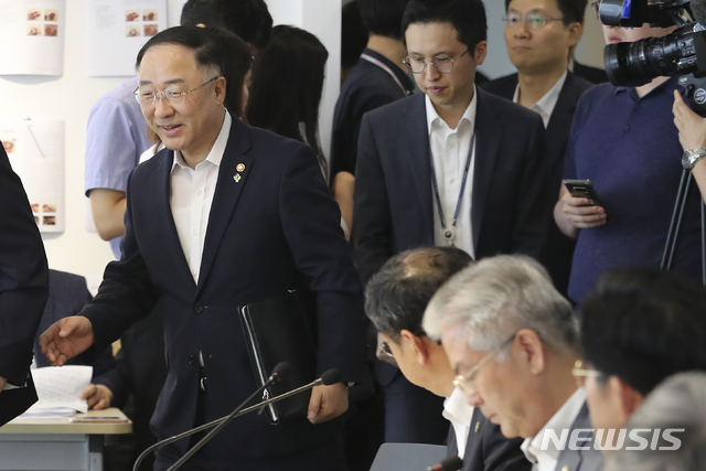 【서울=뉴시스】최진석 기자 = 홍남기 경제부총리 겸 기획재정부 장관이 26일 오전 서울 중구 한국관광공사 K-스타일 허브 사랑채 회의실에서 열린 '제18차 경제활력대책회의'에 참석하고 있다. 이날 회의에서는 서비스산업 혁신전략관 물류산업 혁신방안, 섬유패션산업 활력제고방안, K-컬쳐 페스티벌 추진계획등이 논의 됐다. 2019.06.26.myjs@newsis.com