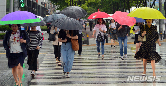 【광주=뉴시스】변재훈 기자 = 장마가 시작된 26일 오전 광주 서구 치평동에서 출근길에 나선 시민들이 우산을 쓰고 발걸음을 재촉하고 있다. 이날 오전 전남 7개 시·군에는 호우주의보가 내려졌다. 2019.06.26. wisdom21@newsis.com