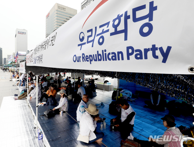 【서울=뉴시스】김병문 기자 = 우리공화당(구 대한애국당) 관계자들이 26일 오전 서울 종로구 광화문광장에서 서울시에 의해 전날 철거된 천막을 재설치 한 후 지키고 있다. 2019.06.26.&nbsp;&nbsp;&nbsp;&nbsp; dadazon@newsis.com