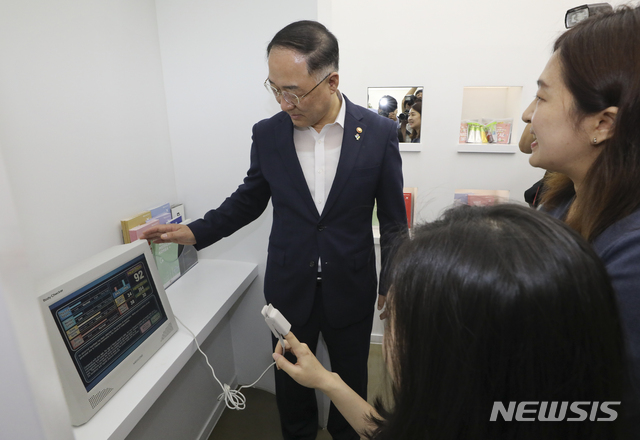 【서울=뉴시스】최진석 기자 = 홍남기 경제부총리 겸 기획재정부 장관이 26일 오전 서울 중구 한국관광공사 K-스타일 허브에서 '제18차 경제확력대책회의'를 마친 뒤 메디컬 체험을 하며 서비스 현장 시찰을 하고 있다. 2019.06.26. myjs@newsis.com