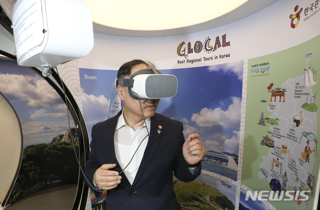 【서울=뉴시스】최진석 기자 = 홍남기 경제부총리 겸 기획재정부 장관이 26일 오전 서울 중구 한국관광공사 K-스타일 허브에서 '제18차 경제확력대책회의'를 마친 뒤 VR체험을 하며 서비스 현장 시찰을 하고 있다. 2019.06.26. myjs@newsis.com