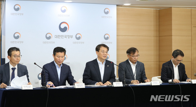 【서울=뉴시스】 전진환 기자 = 서비스산업 혁신전략 관계부처 합동브리핑이 열린 26일 오전 서울 종로구 정부서울청사 브리핑실에서 방기선(가운데) 기획재정부 차관보가 서비스 대책 등 주요내용을 발표하고 있다. 2019.06.26. amin2@newsis.com