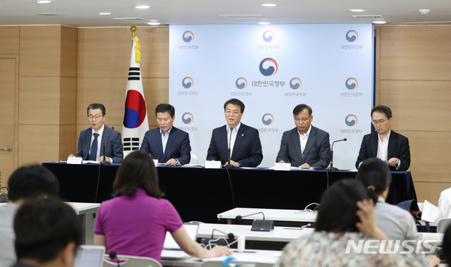 【서울=뉴시스】 전진환 기자 = 서비스산업 혁신전략 관계부처 합동브리핑이 열린 26일 오전 서울 종로구 정부서울청사 브리핑실에서 방기선(가운데) 기획재정부 차관보가 서비스 대책 등 주요내용을 발표하고 있다. 2019.06.26. amin2@newsis.com