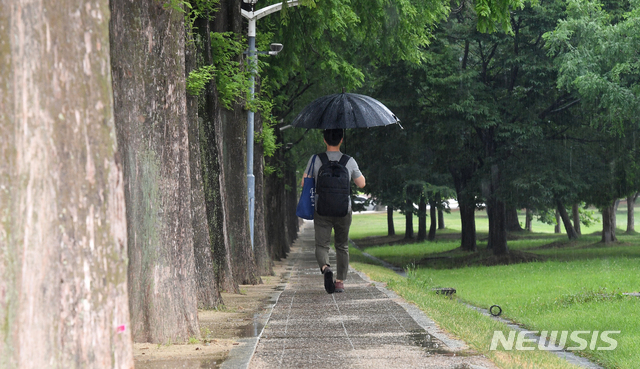 【광주=뉴시스】 장맛비 내리는 광주. 2019.07.10. (사진=뉴시스DB) photo@newsis.com