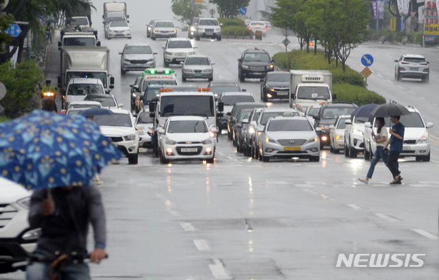 【전주=뉴시스】 김얼 기자= 장맛비가 내리는 전북대학교 인근 백제대로를 지나는 차량들이 전조등을 켜고 있다. 2019.06.26. pmkeul@newsis.com