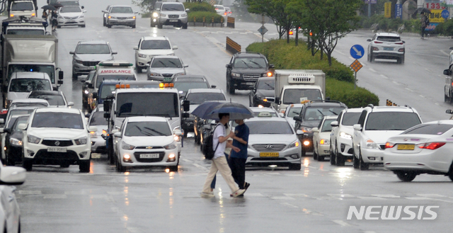 【전주=뉴시스】 김얼 기자= 26일 전북 전주시 일원에 시원한 비가 내리자 전북대학교 인근 백제대로를 지나는 차량들이 전조등을 켜고 도로를 지나고 있다. 2019.06.26.pmkeul@newsis.com