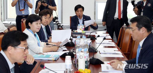 【서울=뉴시스】 박영태 기자 = 지난달 26일 오전 서울 여의도 국회에서 열린 국회 교육위원회 법안심사소위원회가 자유한국당이 불참한 가운데 조승래 소위원장이 주재하고 있다. 2019.06.26.since1999@newsis.com
