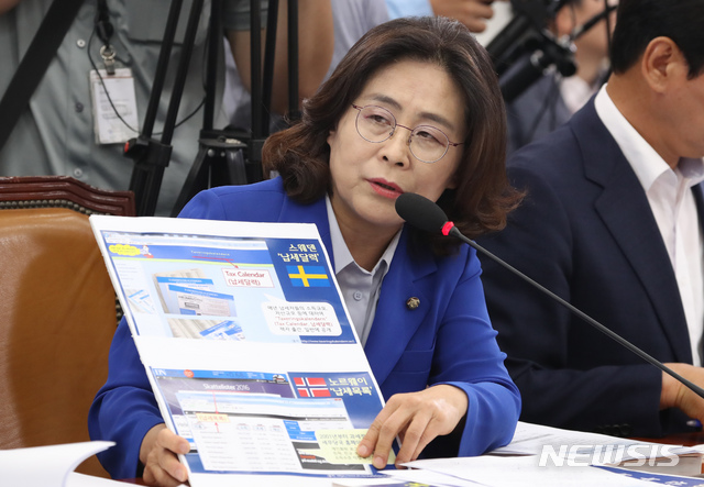 【서울=뉴시스】고승민 기자 = 26일 서울 여의도 국회에서 열린 기획재정위원회 전체회의 국세청장 후보자(김현준) 인사청문회에서 민주당 유승희 의원이 질의하고 있다. 2019.06.26.kkssmm99@newsis.com