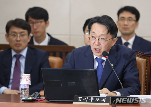 【서울=뉴시스】고승민 기자 = 26일 서울 여의도 국회에서 열린 기획재정위원회 전체회의 국세청장 후보자(김현준) 인사청문회에서 김 후보자가 의원 질의에 답하고 있다. 2019.06.26. kkssmm99@newsis.com