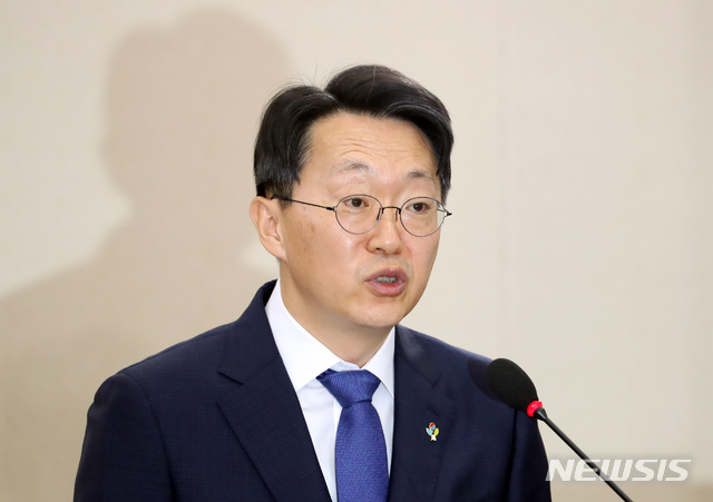 【서울=뉴시스】고승민 기자 = 26일 서울 여의도 국회에서 열린 기획재정위원회 전체회의 국세청장 후보자(김현준) 인사청문회에서 김 후보자가 발언하고 있다. 2019.06.26.kkssmm99@newsis.com