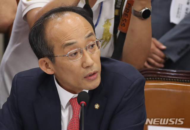 【서울=뉴시스】고승민 기자 = 26일 서울 여의도 국회에서 열린 기획재정위원회 전체회의 국세청장 후보자(김현준) 인사청문회에서 자유한국당 추경호 의원이 질의하고 있다. 2019.06.26.kkssmm99@newsis.com