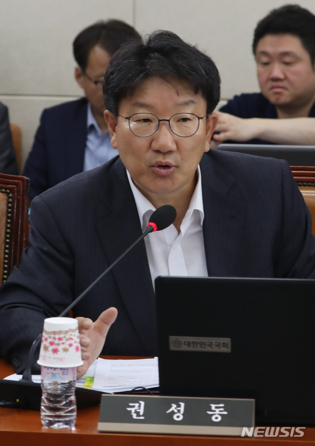 【서울=뉴시스】고승민 기자 = 자유한국당 권성동 의원. 2019.06.26.kkssmm99@newsis.com