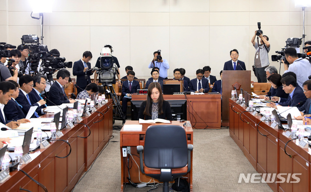 【서울=뉴시스】고승민 기자 = 26일 서울 여의도 국회에서 열린 기획재정위원회 전체회의 국세청장 후보자(김현준) 인사청문회에서 김 후보자가 발언하고 있다. 2019.06.26.kkssmm99@newsis.com