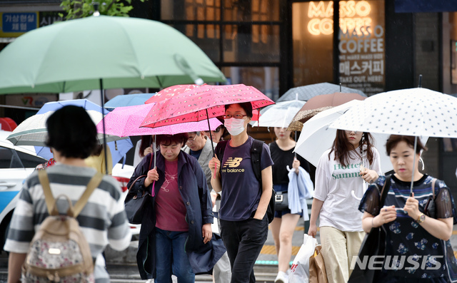 【대구=뉴시스】우종록 기자 = 제주도 남쪽 해상에서 북상하는 장마전선의 영향으로 비가 내리고 있는 26일 오전 대구 동구 신천동 동대구역 복합환승센터 앞에서 시민들이 우산을 쓰고 횡단보도를 건너고 있다. 2019.06.26. wjr@newsis.com