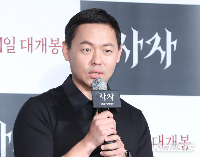【서울=뉴시스】조수정 기자 = 김주환 감독이 6월26일 오전 서울 자양동 롯데시네마 건대입구에서 열린 영화 '사자' 풋티지 상영 제작보고회에서 질문에 답하고 있다. 영화 '사자'는 오는 7월 31일 개봉한다. 2019.06.26. chocrystal@newsis.com