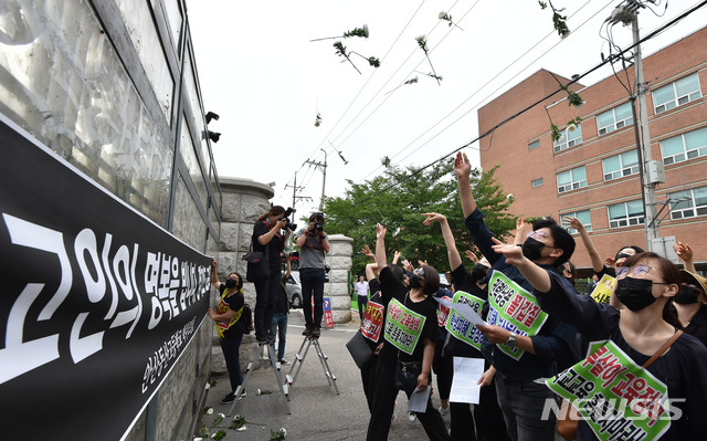 【수원=뉴시스】 김종택 기자 = 26일 오전 경기도 수원시 장안구 경기도 교육청 앞에서 안산 동산고 학부모들이 자사고 재지정 취소 반대를 촉구하며 국화를 교육청으로 던지고 있다. 2019.06.26. semail3778@naver.com