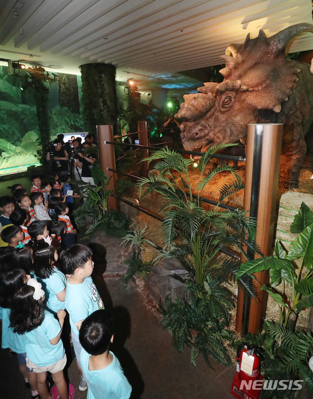 【서울=뉴시스】이영환 기자 = 서울 강서구 롯데백화점 김포공항점에서 열리는 '쥬라기 월드 특별전'. 2019.06.26. 20hwan@newsis.com