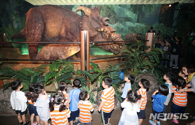 【서울=뉴시스】이영환 기자 = 서울 강서구 롯데백화점 김포공항점에서 열리는 '쥬라기 월드 특별전'. 2019.06.26. 20hwan@newsis.com