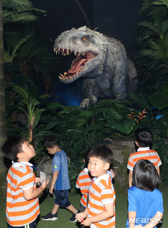 【서울=뉴시스】이영환 기자 = 서울 강서구 롯데백화점 김포공항점에서 열리는 '쥬라기 월드 특별전'. 2019.06.26. 20hwan@newsis.com