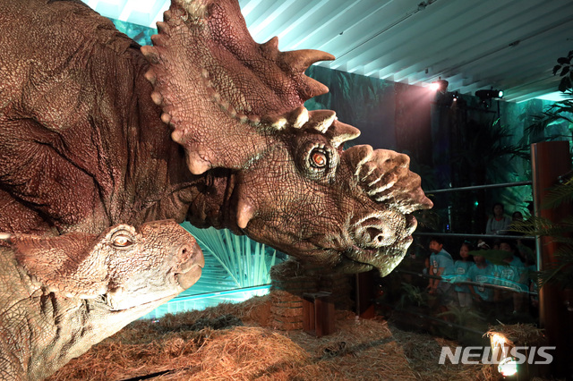 【서울=뉴시스】이영환 기자 = 서울 강서구 롯데백화점 김포공항점에서 열리는 '쥬라기 월드 특별전'. 2019.06.26. 20hwan@newsis.com
