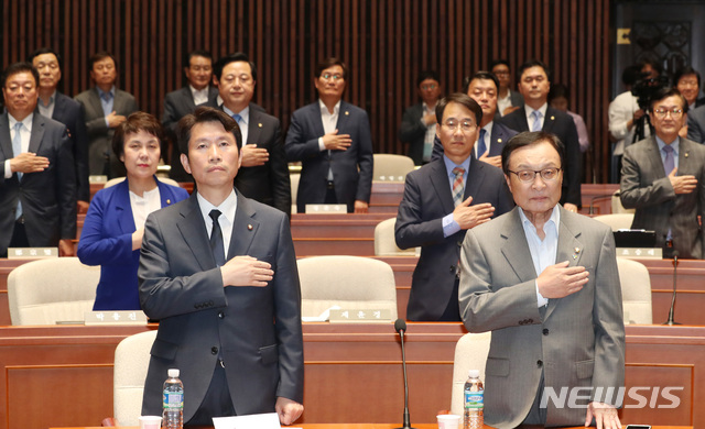 【서울=뉴시스】이종철 기자 = 의원총회 중인 더불어민주당. 2019.06.26. jc4321@newsis.com