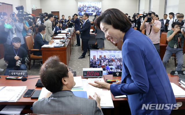 【서울=뉴시스】이종철 기자  = 26일 서울 여의도 국회에서 열린 교육위 전체회의에서 한국당 의원들의 불참으로 회의가 정회된 가운데 유은혜 사회부총리 겸 교육부 장관이 조희연 서울시 교육감과 의견을 나누고 있다. 2019.06.26. jc4321@newsis.com