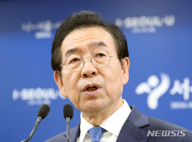 【서울=뉴시스】 전진환 기자 = 박원순 서울시장이 26일 오후 서울시청 브리핑룸에서 문래동 수질 관련 조치사항 및 향후 추진계획을 발표하고 있다. 시는 노후 상수도관 138km를 조기 교체하고, 서울시내 100개 배수지별 관말지역 전수조사를 실시, 침전물을 제거할 예정이다. 2019.06.26. amin2@newsis.com