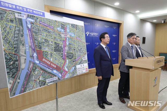 【서울=뉴시스】 전진환 기자 = 신원철(가운데) 서울시의회 의장과 박원순(왼쪽) 서울시장이 26일 오후 서울시청 브리핑룸에서 문래동 수질 관련 조치사항 및 향후 추진계획을 발표하고 있다. 시는 노후 상수도관 138km를 조기 교체하고, 서울시내 100개 배수지별 관말지역 전수조사를 실시, 침전물을 제거할 예정이다. 2019.06.26. amin2@newsis.com