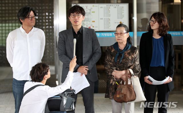 【서울=뉴시스】김선웅 기자 = 일제 강제징용 피해자들의 법률대리인인 임재성 법무법인 해마루 변호사가 26일 오후 서울 서초구 서울고법에서 열린 일본 신일철주금 상대 손해배상 2심 선고를 마친 후 기자회견을 하고 있다. 항소심 재판부는 신일철주금 측의 항소를 기각하고 피해자들에게 1억원씩 총 7억원을 지급하라며 원심과 같이 원고 일부 승소 판결했다. 2019.06.26. mangusta@newsis.com