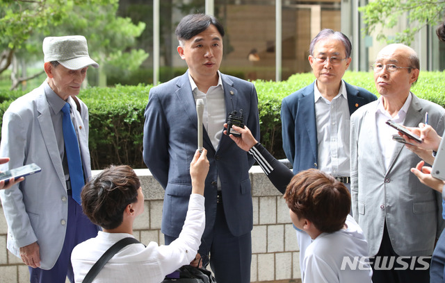 【서울=뉴시스】김선웅 기자 = 26일 서울 서초구 서울고등법원에서 열린 친일파 후손 재산 환수 항소심 선고 공판이 끝난 후 재판에 참가한 광복회 측 정철승 변호사가 기자회견을 하고 있다. 재판부는 국가가 친일파 이해승의 손자를 상대로 낸 소유권 이전 등기 소송에서 1필지에 대해 소유권이전등기를 이행하고 3억 5955만원과 해당 이자를 지급하라고 판결했으며 나머지 청구는 기각했다. 2019.06.26. mangusta@newsis.com