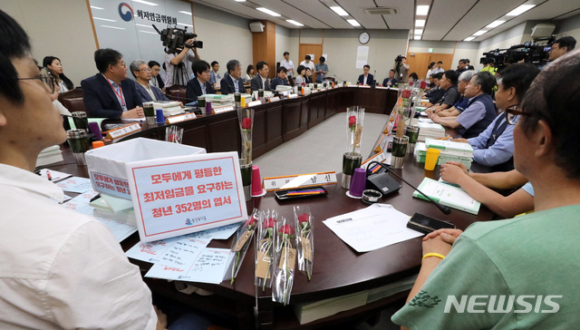 【세종=뉴시스】강종민 기자 = 26일 오후 정부세종청사에서 최저임금위원회 제5차 전원회의가 열리고 있다. 2019.06.26. ppkjm@newsis.com