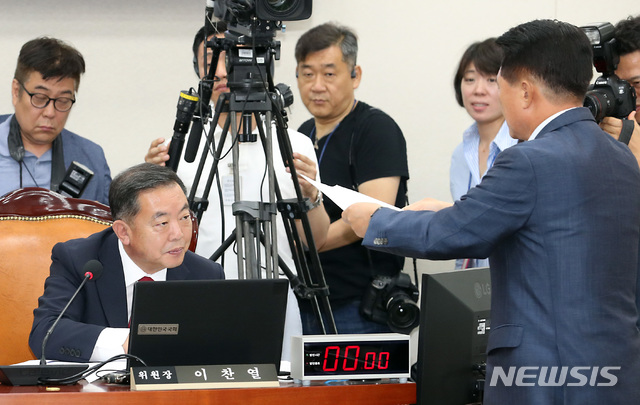 【서울=뉴시스】이종철 기자 = 26일 서울 여의도 국회에서 열린 교육위 전체회의에서 한국당 김한표 간사가 이찬열 위원장에게 안건조정안을 제출하고 있다. 2019.06.26. jc4321@newsis.com