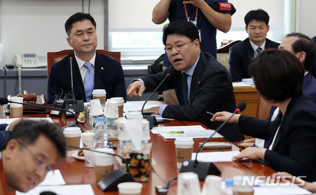 【서울=뉴시스】고승민 기자 = 26일 서울 여의도 국회에서 열린 정치개혁특별위원회 제1소위원회에서 자유한국당 장제원 의원이 의사진행 발언을 하고 있다. 2019.06.26.kkssmm99@newsis.com