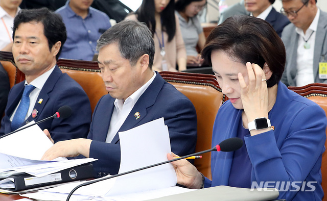 【서울=뉴시스】이종철 기자 = 26일 서울 여의도 국회에서 열린 교육위 전체회의에 출석한 유은혜 사회부총리 겸 교육부 장관이 심각한 표정을 하고 있다. 왼쪽은 전북 김승환 교육감. 2019.06.26.&nbsp; jc4321@newsis.com