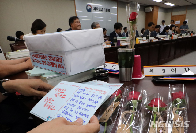 【세종=뉴시스】강종민 기자 = 26일 오후 정부세종청사에서 열린 최저임금위원회 제5차 전원회의에서 근로자 위원이 청년유니온 김영민 사무처장이 닷새동안 거리에서 청년들의 목소리를 담은 엽서를 책상위에 올려 놓고 있다. 2019.06.26. ppkjm@newsis.com