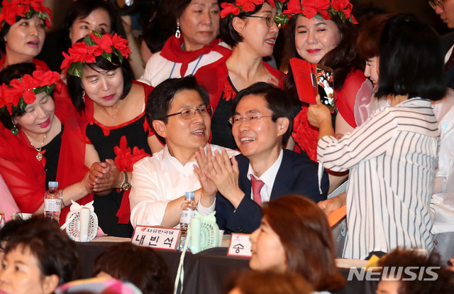 【서울=뉴시스】추상철 기자 = 황교안 자유한국당 대표가 26일 오후 서울 서초구 더케이호텔에서 열린 자유한국당 우먼 페스타에 참석해 여성당원과 기념촬영을 하고 있다. 2019.06.26. scchoo@newsis.com