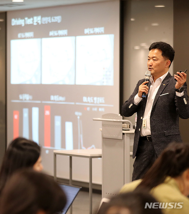 【서울=뉴시스】박주성 기자 = 김영인 KT 네트워크전략담당 상무가 26일 오후 서울 KT 광화문 West 지하1층 대강당에서 KT의 5G 속도 및 커버리지 관련 백브리핑을 하고 있다. 2019.06.27. park7691@newsis.com