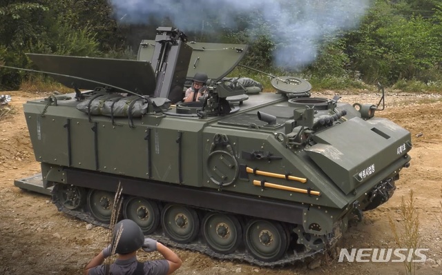 【서울=뉴시스】 신형 120㎜ 자주박격포와 사격지휘차량. (방위사업청 제공)