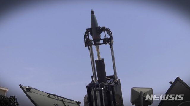 【서울=뉴시스】 신형 120㎜ 자주박격포 포탄 장착 모습. (방위사업청 제공)