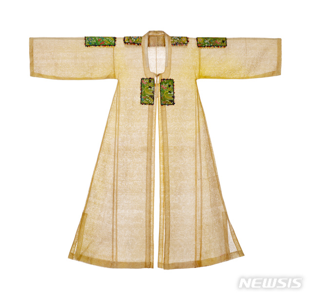 정재를 출 때 여령이 입은몽두리