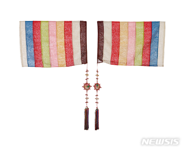 정재를 출 때 여령이 입은몽두리. 한삼, 대대