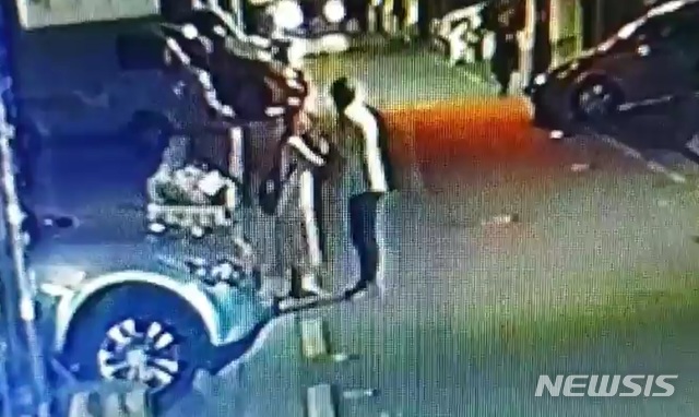 【서울=뉴시스】서울강남경찰서는 지난 20일 오전 1시30분께 논현동에서 귀가 중인 여성의 손목을 잡고 빌라 건물 안으로 끌고가 강제추행하고, 강간하려 한 이모(28)씨를 검거했다고 27일 밝혔다. 사건 당일 CCTV 영상. 2019.06.27(사진=강남서 제공)