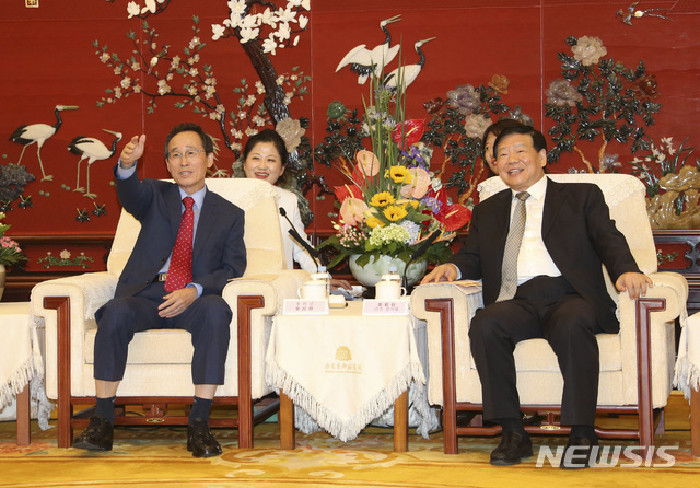 【전주=뉴시스】 송하진 전북도지사를 비롯한 교류방문단은 중국 내 경제규모 2위 도시이자 전북도가 1994년 첫 외국 자매관계를 체결한 장쑤성을 방문ㅙ 현지시간 26일 저녁 동교국빈관에서 러우 친지앤 당서기를 만나 한중 경협 활성화 방안 제안 등 심도있는 논의를 가졌다. (사진=전북도 제공) photo@newsis.com