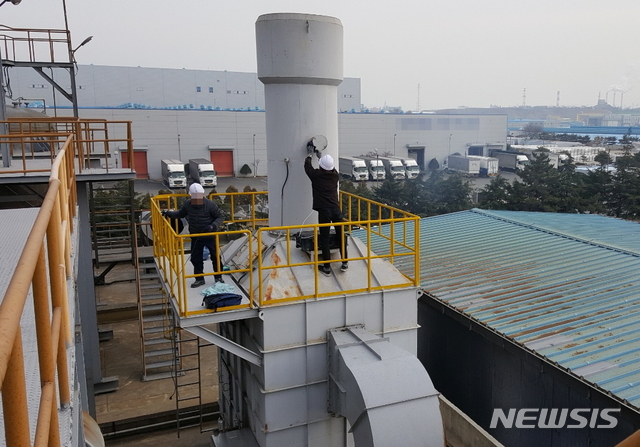 공장 굴뚝에 무인악취포집기를 설치하고 있는 울산 남구청 관계자들. (사진=울산 남구 제공) photo@newsis.com