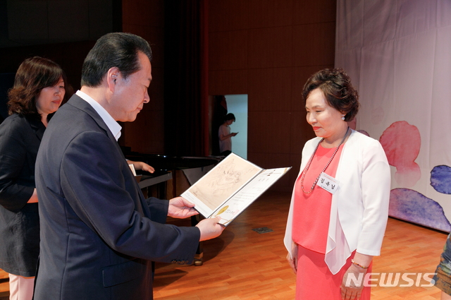 【서울=뉴시스】 지난해 노현송 구청장이 양성평등 유공자에 표창을 수여하고 있다. 2019.06.27. (사진=강서구 제공)