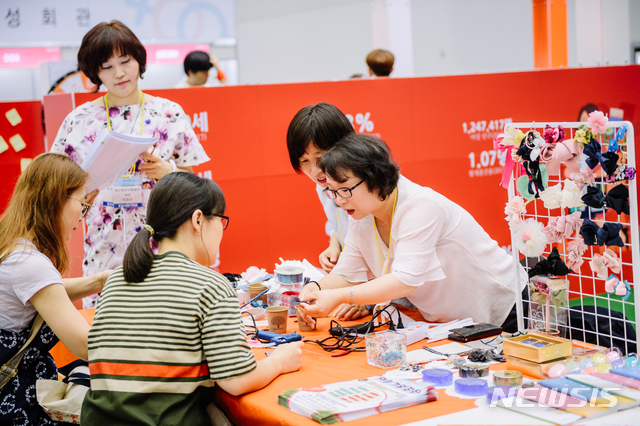 【대구=뉴시스】대구시는 오는 7월 5일~6일 대구엑스코 및 시내 일원에서 ‘2019 여성업(UP)엑스포’를 개최한다. 사진은 지난해 엑스포의 체험행사 모습이다. 2019.06.27.(사진=대구시 제공)&nbsp;&nbsp;&nbsp;&nbsp;&nbsp; photo@newsis.com