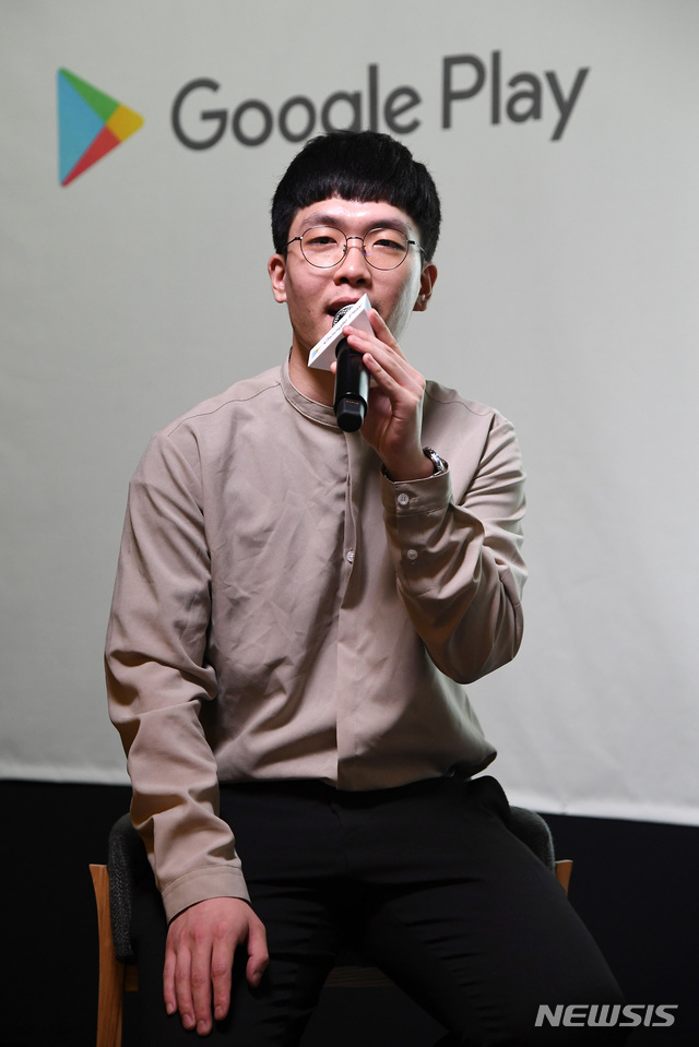 【서울=뉴시스】구글플레이 개발자와의 대화에서 장태원 빅워크 대표이사가 걸음을 포인트화해서 기부할 수 있는 빅워크 애플리케이션 개발 과정에 대해 설명하고 있다. (사진/구글플레이 제공) photo@newsis.com